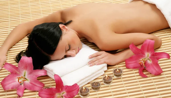 Menina Com Cabelo Escuro Procedimento Massagem Aromaterapia — Fotografia de Stock