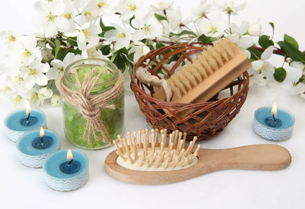 Weiße Blumen Blaue Kerzen Meersalz Und Ein Holzkamm Zur Körperpflege — Stockfoto