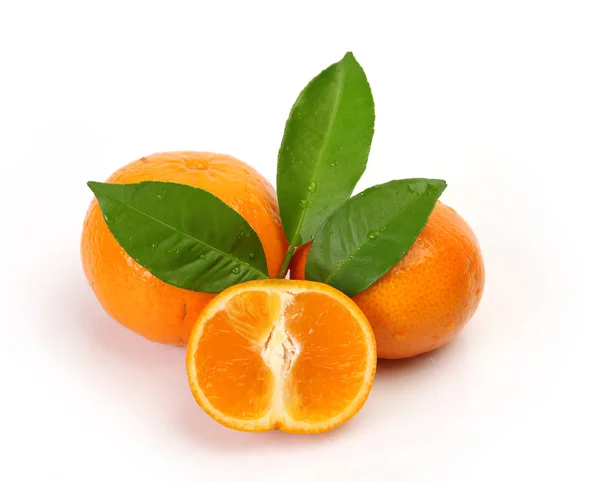 Mandarini Tagliati Maturi Fondo Bianco — Foto Stock