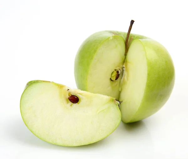 白色背景上的绿色苹果 — 图库照片