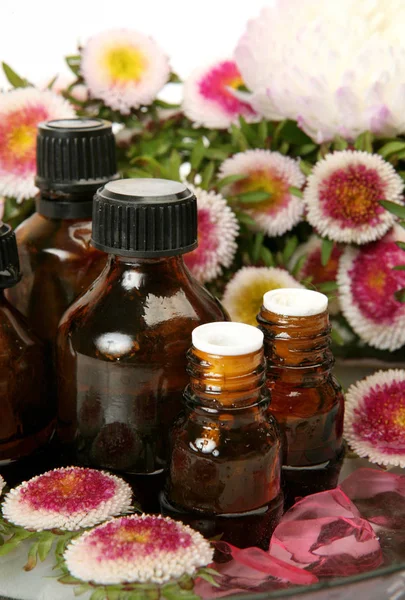 Kwiaty Butelki Aromatycznych Oleju Misce Wodą — Zdjęcie stockowe