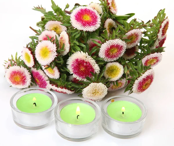 Boeket Van Bloemen Een Witte Achtergrond Brandend Groene Kaarsen — Stockfoto
