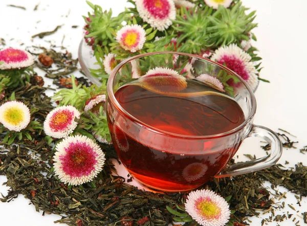 Φλιτζάνι Τσάι Και Λουλούδια — Φωτογραφία Αρχείου