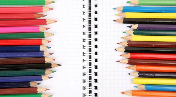 Χρωματιστά Ξύλινα Μολύβια Ένα Σημειωματάριο Εικόνα Αρχείου