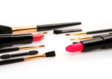 Beyaz arka plan üzerinde parlak ruj ve makyaj fırçası