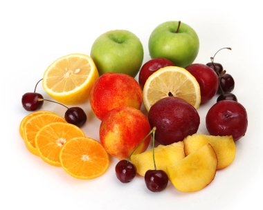 Erik, kiraz, elma ve portakal beyaz bir arka plan üzerinde