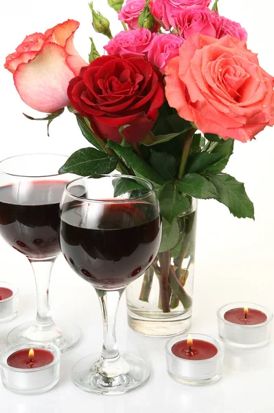 Schöne Rose Und Wein Auf Weißem Hintergrund — Stockfoto