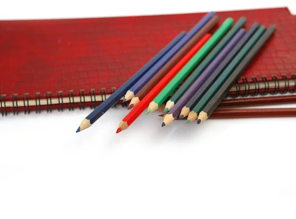 Kolorowe Kredki Rysowania Notebook Białym Tle — Zdjęcie stockowe