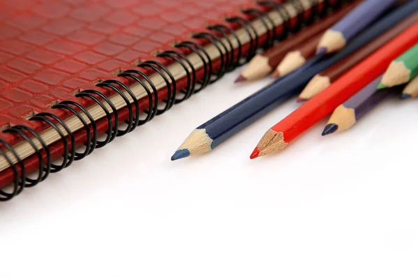 Lápis Coloridos Para Desenho Caderno Backgroun Branco — Fotografia de Stock