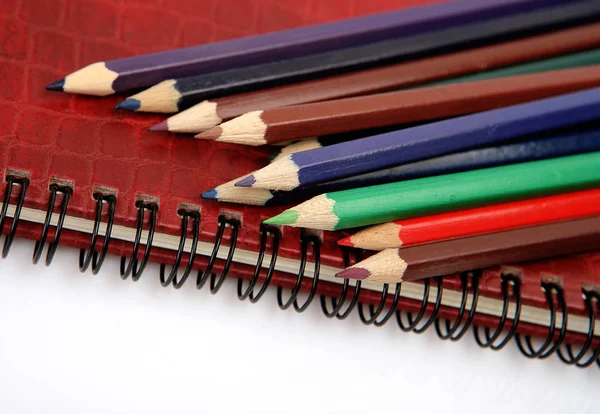 Crayons Couleur Pour Dessin Carnet Sur Fond Blanc — Photo