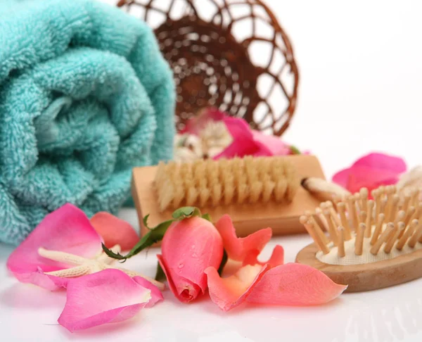 Une Serviette Coton Nue Des Pétales Rose Des Brosses Massage — Photo