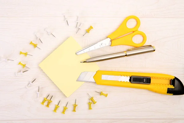 Желтые Ножницы Офисный Нож Ручка — стоковое фото