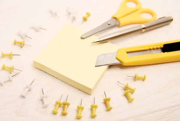 Желтые Ножницы Офисный Нож Ручка — стоковое фото