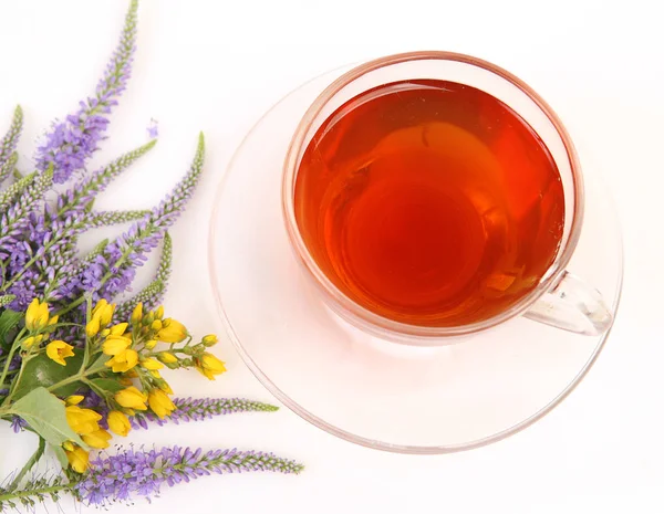 Tasse Mit Tee Und Wildblumen Auf Weißem Hintergrund — Stockfoto
