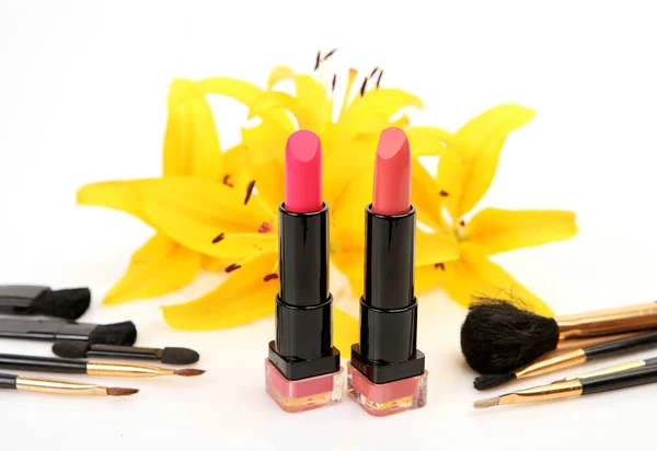 Heller Lippenstift Und Gelbe Lilien Auf Weißem Hintergrund — Stockfoto