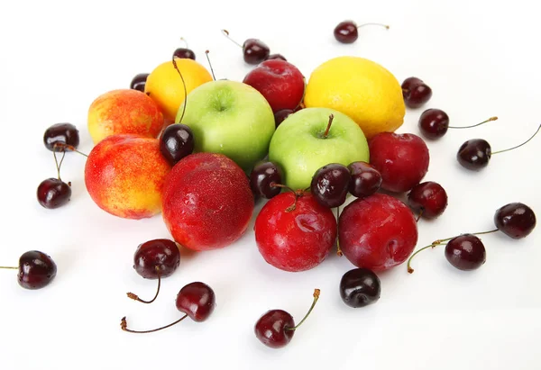 Pflaume Kirsche Äpfel Und Orangen Auf Weißem Hintergrund — Stockfoto