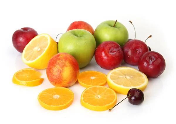 Plommon Körsbär Äpplen Och Apelsiner Vit Bakgrund — Stockfoto