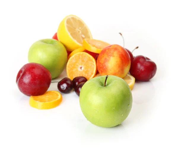 Plommon Körsbär Äpplen Och Apelsiner Vit Bakgrund — Stockfoto