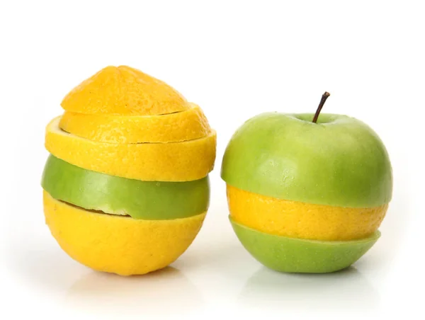 Plasterki Zielone Jabłko Soczysta Pomarańcza Białym Tle — Zdjęcie stockowe