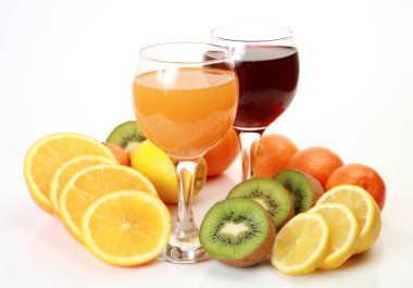 beyaz bir arka plan üzerinde sağlıklı bir diyet için olgunlaşmış meyve