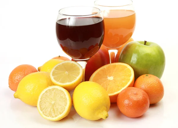 成熟的水果 健康的饮食在白色的背景 苹果和橙子 — 图库照片