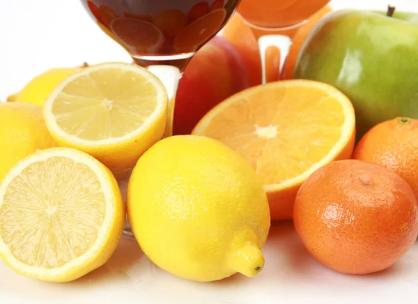 Zralé Plody Zdravé Stravy Bílém Pozadí Jablka Pomeranče — Stock fotografie