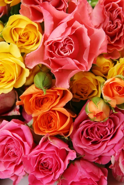 Ένα Μπουκέτο Από Κίτρινο Και Ροζ Τριαντάφυλλα — Φωτογραφία Αρχείου