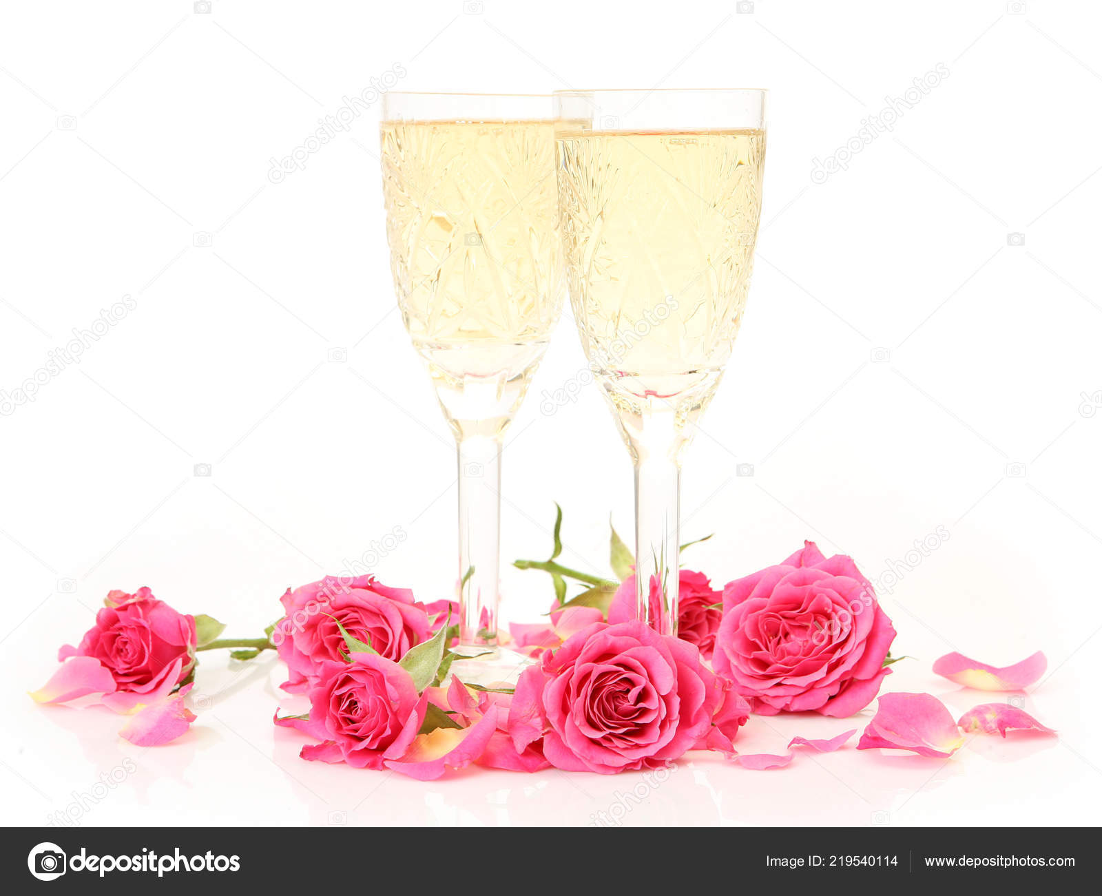 Rosas Rosadas Champán Una Copa Sobre Fondo Blanco — Foto de stock  #219540114 © Elena777, image size:1600x1301