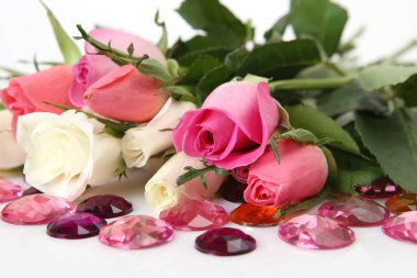 buket güzel güller ve beyaz bir arka plan dekoratif süsler