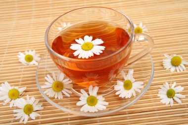 bir kupa ve papatya çiçekleri çay