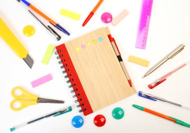   konularda eğitim ve yaratıcılık üzerinde beyaz bir arka plan