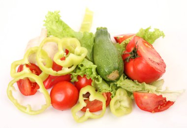 Beyaz arka planda taze sebzeler