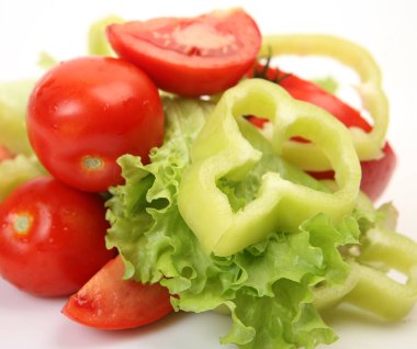 Beyaz arka planda taze sebzeler