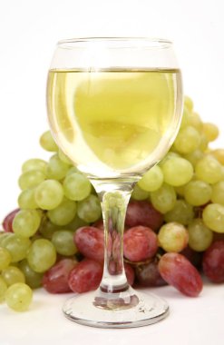 üzüm demet ve bir kadeh şarap beyaz bir arka plan üzerinde