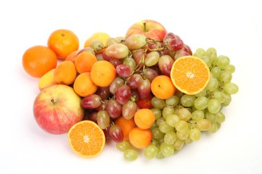 beyaz bir arka plan üzerinde sağlıklı bir diyet için olgunlaşmış meyve