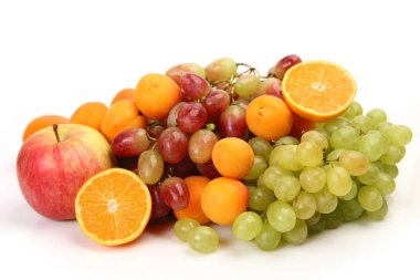 beyaz bir arka plan üzerinde sağlıklı bir diyet için olgunlaşmış meyve