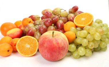 beyaz zemin üzerinde olgunlaşmış meyve