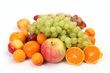 beyaz bir arka plan üzerinde sağlıklı bir diyet için olgunlaşmış meyve