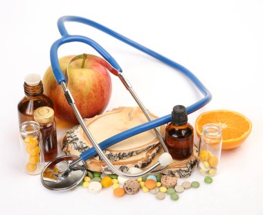 hap ve beyaz arka plan üzerinde elma