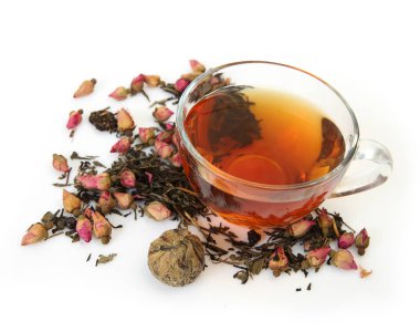 Çay bir kupa ve kuru tomurcukları gül gül