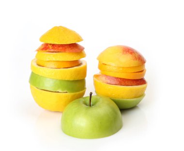 Beyaz bir arka plan üzerinde meyve kesme