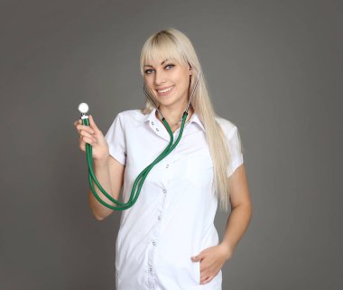 kadın doktor stetoskop ile beyaz önlük içinde