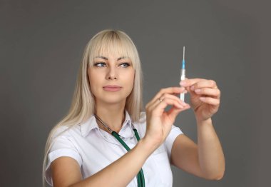 kadın doktor beyaz laboratuarında elinde şırınga ile kat