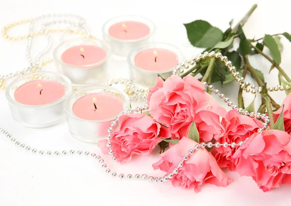 Bouquet Rose Rosa Candele Accese Sfondo Bianco — Foto Stock