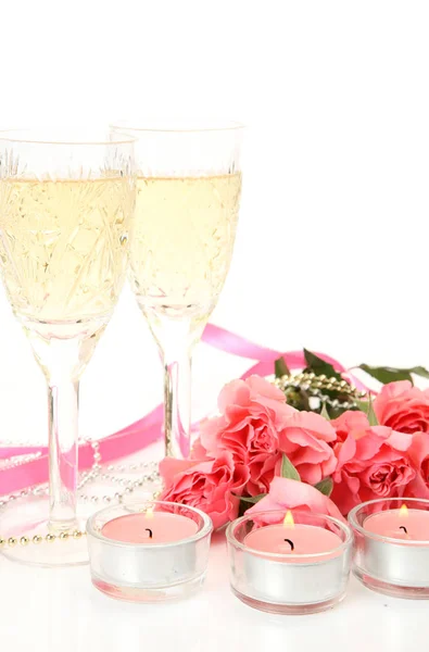 花束粉红色的玫瑰和香槟在一个白色的背景玻璃 — 图库照片