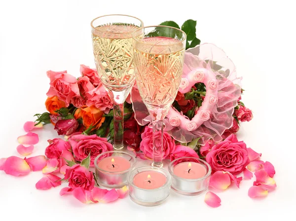 Rosa Rosen Und Champagner Einem Glas Auf Weißem Hintergrund — Stockfoto