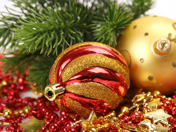 Πρωτοχρονιάτικη Διακόσμηση Και Ένα Πράσινο Κλαδί Ενός Χριστουγεννιάτικου Δέντρου — Φωτογραφία Αρχείου