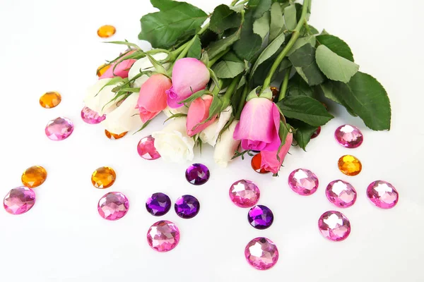 Ramo Hermosas Rosas Adornos Decorativos Sobre Fondo Blanco — Foto de Stock
