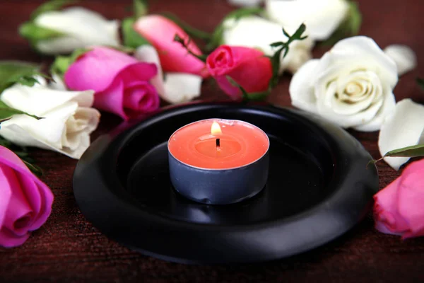 粉红色 白色的玫瑰和燃烧的蜡烛 — 图库照片