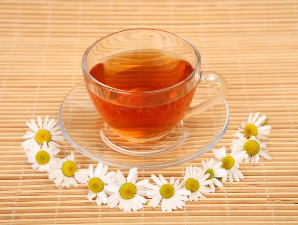Τσάι Μια Κούπα Και Χαμομήλι Λουλούδια — Φωτογραφία Αρχείου